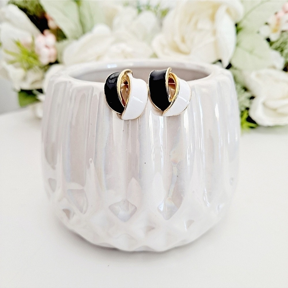 Gold black white retro stud earrings minimalist dainty elegant 💖 2/$30
